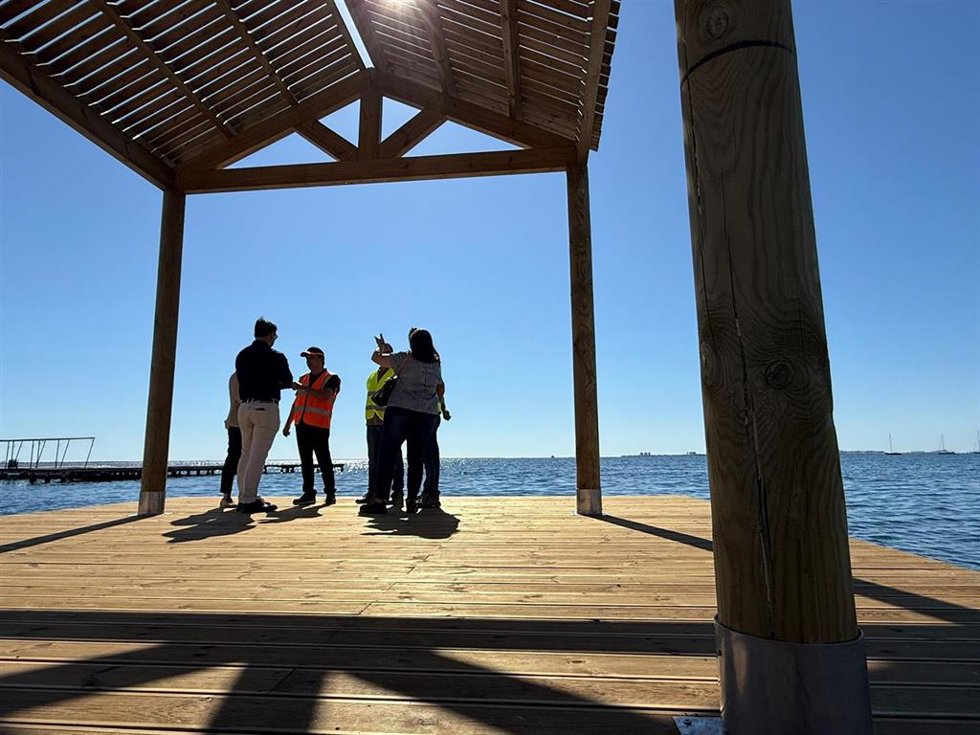El alcalde, José Miguel Luengo, y la concejala de Turismo y Playas, Estíbaliz Masegosa, visitan las obras del conocido como balneario de Viudes