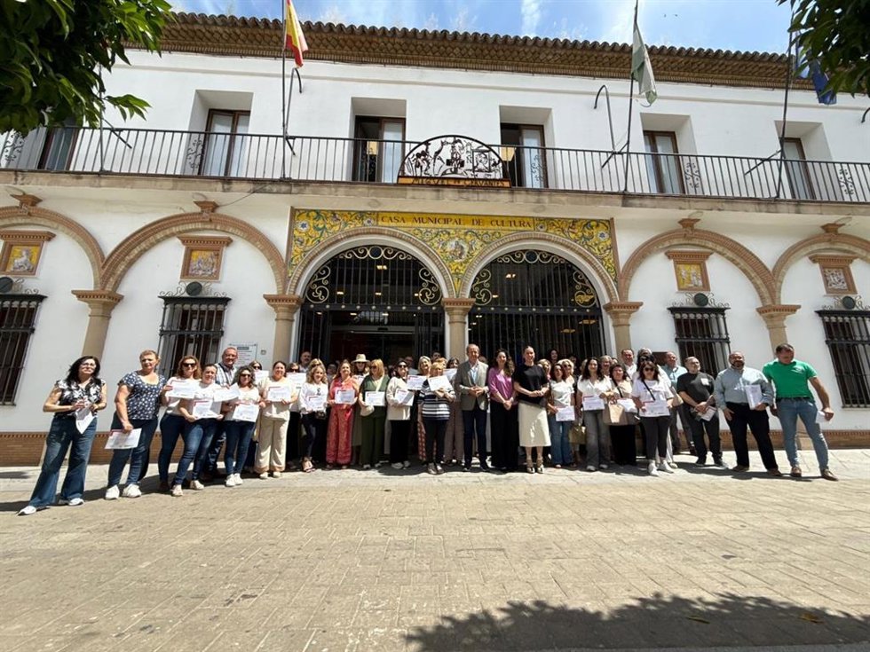 Foto de familia tras finalizar su formación