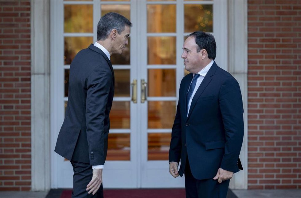 Archivo - El presidente del Gobierno, Pedro Sánchez (i), y el 'president' de la Generalitat, Juanfran Pérez Llorca (d), en una imagen de archivo en el Palacio de La Moncloa