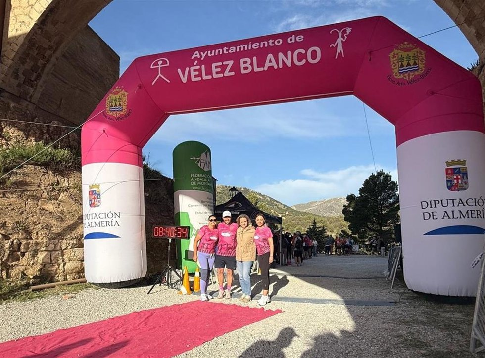 La diputada provincial María Luisa Cruz y la alcaldesa de Vélez-Blanco (Almería), Ana María López, junto a dos participantes de la 'Maimón Trail'.