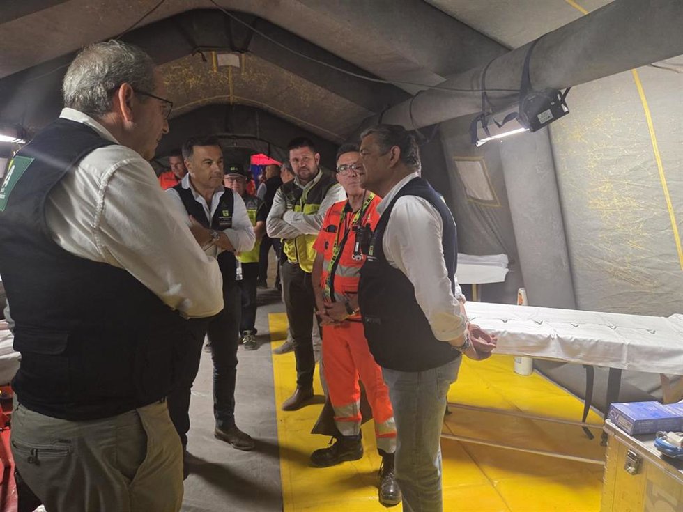 El consejero en funciones de Sanidad, Presidencia y Emergencias, Antonio Sanz, en el nuevo Cecopi de la aldea de El Rocío.