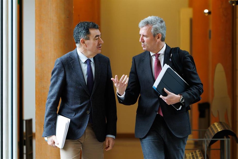 Archivo - El presidente de la Xunta, Alfonso Rueda, y el conselleiro de Educación, Ciencia, Universidades e FP, Román Rodríguez