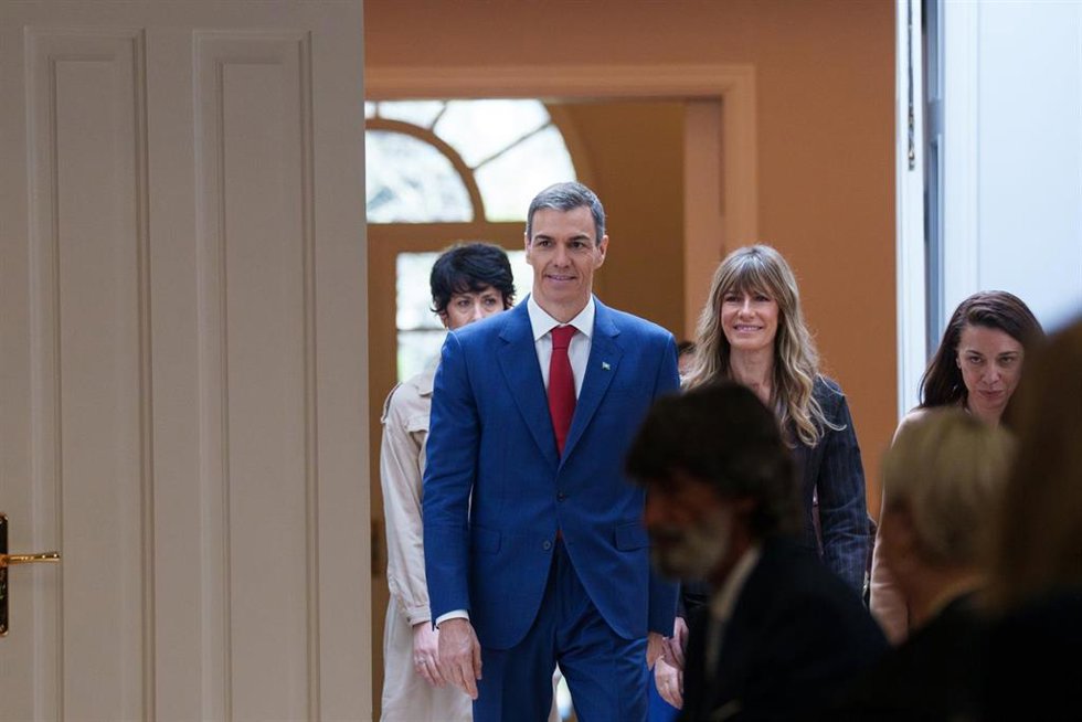 Archivo - El presidente del Gobierno, Pedro Sánchez (i) y la mujer del presidente del Gobierno, Begoña Gómez (d), durante el acto de homenaje al pueblo gitano con motivo del 600 aniversario de su llegada a España, en Madrid. 