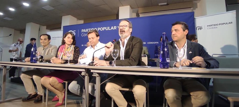 Reunión de la Junta Directiva Provincial del PP de Córdoba, con el secretario general del PP-A, Antonio Repullo; el presidente provincial del PP, Adolfo Molina, y el portavoz del partido en la provincia, José María Bellido, entre otros cargos.