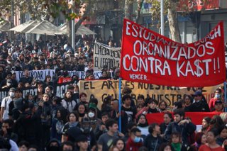 Santiago, 14 de mayo de 2026. Organizaciones estudiantiles convocan a una nueva jornada de manifestaciones en Plaza Baquedano. Jonnathan Oyarzun/Aton Chile
