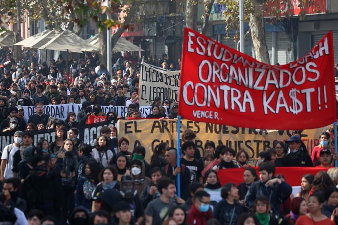Santiago, 14 de mayo de 2026. Organizaciones estudiantiles convocan a una nueva jornada de manifestaciones en Plaza Baquedano. Jonnathan Oyarzun/Aton Chile