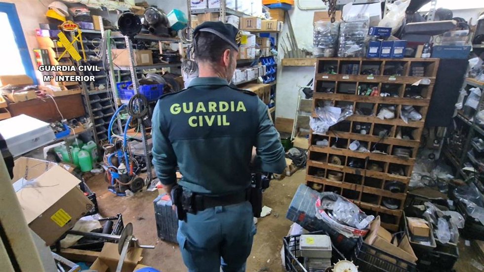 Descubren un taller ilegal en una finca de Formentera.