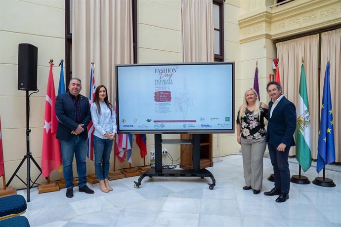La concejala delegada de Comercio, Elisa Pérez de Siles, y el concejal delegado del distrito Centro, Francisco Cantos, acompañados de representantes de la asociación Victoriana de Capuchinos, presentan la 'Fashion Day Victoriana Capuchinos'.