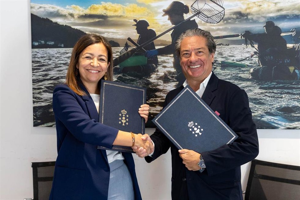 La conselleira do Mar, Marta Villaverde, y el presidente de Conxemar, Eloy García, firman un convencio para mejorar la comercialización de los productos de la pesca