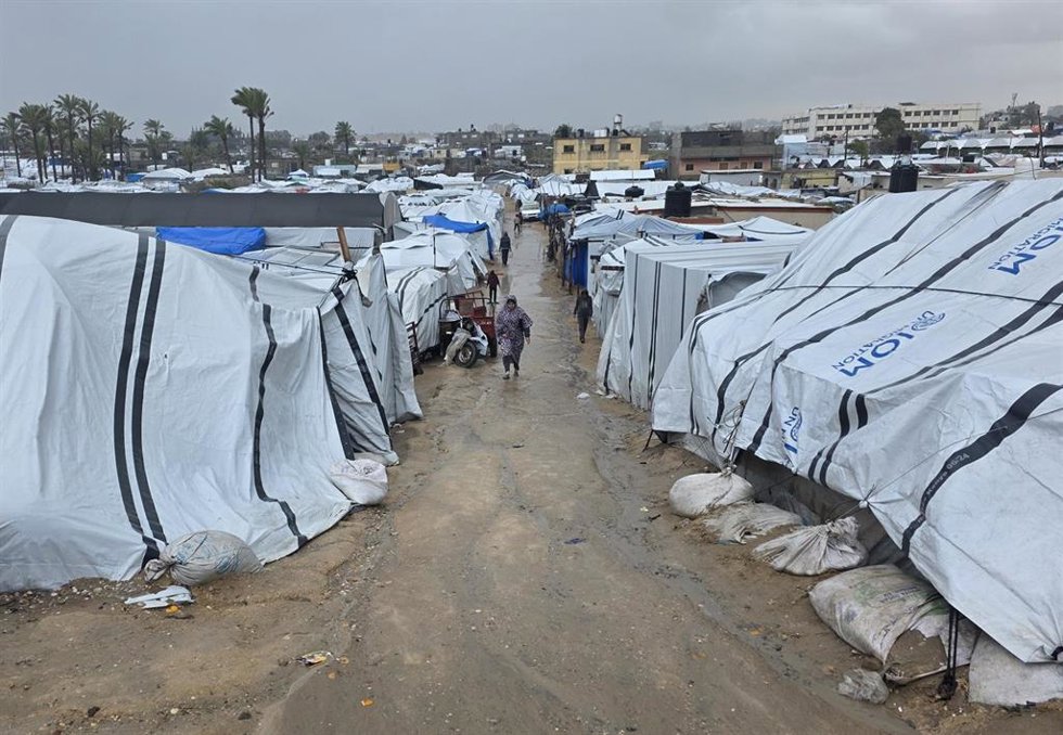 Archivo - Tiendas de campaña usadas por palestinos desplazados por la ofensiva de Israel contra la Franja de Gaza, en la ciudad de Jan Yunis (archivo)