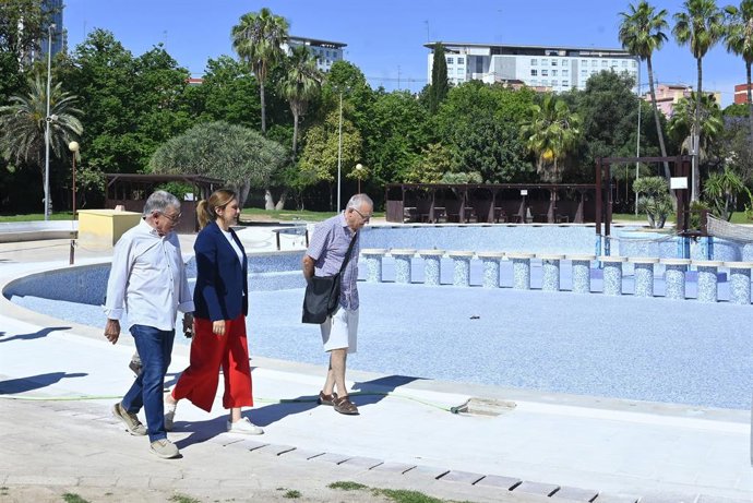 Imatge de la visita a la piscina de Benicalap