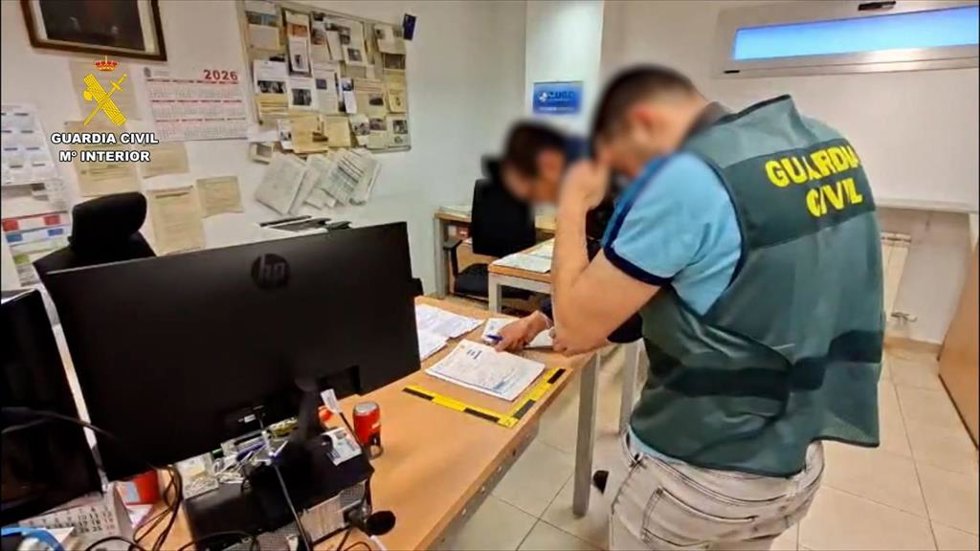 La Guardia Civil detiene a dos personas por estafar más de 1,5 millones con el cobro de un falso seguro en Burgos.