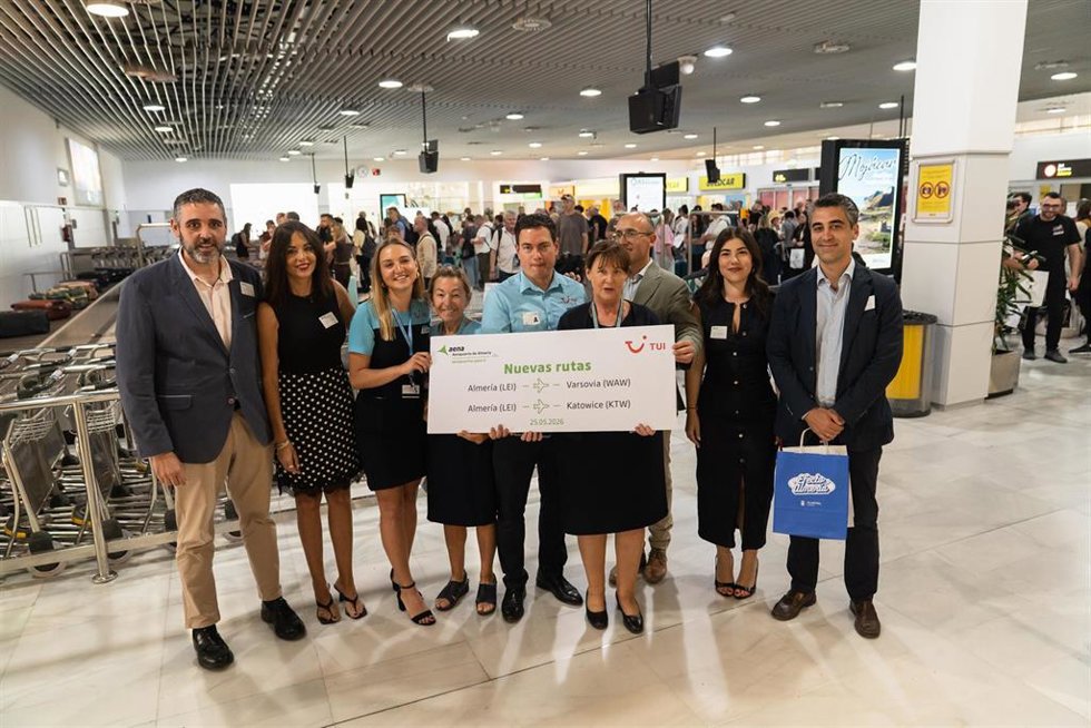 Recepción de turistas procedentes de Polonia en el Aeropuerto de Almería.
