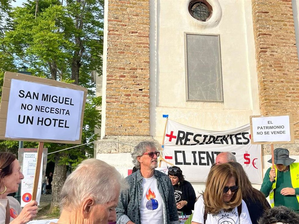 Imagen de una protesta en contra de la subasta del antiguo CIMI de San Miguel Alto, en Granada capital, proceso de enajenación que ha quedado desierto al no presentarse ninguna oferta.