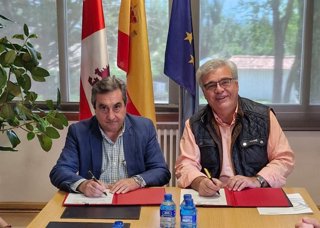 Firma del convenio de prórroga del convenio entre la Junta y los regantes de Valdemudarra, en Valladolid.