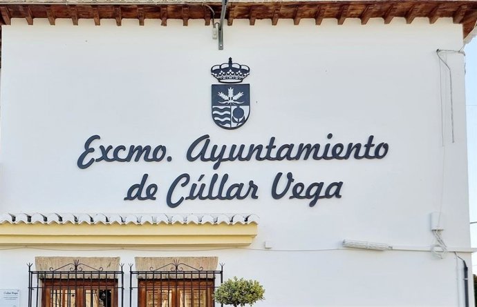 Vista de la fachada del Ayuntamiento de Cúllar Vega.