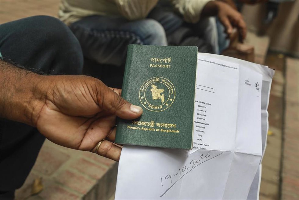 Archivo - Imagen de archivo de un pasaporte de Bangladesh.