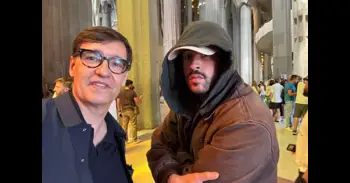 Illa se hace un 'selfie' con Bad Bunny visitando la Sagrada Família
