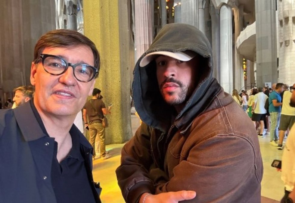 El presidente de la Generalitat, Salvador Illa, junto a Bad Bunny en la Sagrada Família de Barcelona