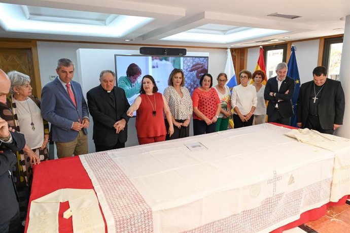 La caladoras de Ingenio (Gran Canaria) confeccionan el regalo institucional de Canarias al Papa León XIV