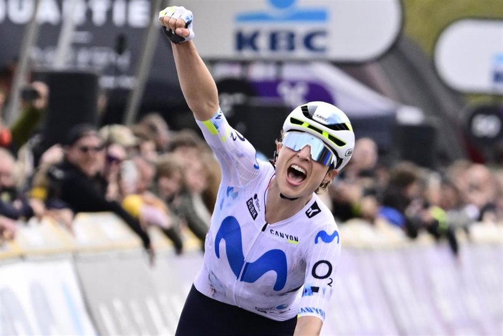 Archivo - La ciclista suiza Reusser Marlen (Movistar Team) celebra su victoria en la clásica A través de Flandes.