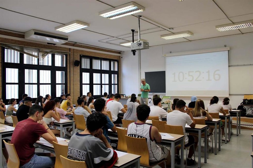 Archivo - Celebración de un examen en la UAL en una imagen de archivo.