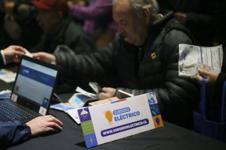 Santiago 2 de julio 2024. Vecinos de Lo Espejo participan en operativo de postulacion al nuevo Subsidio Electrico que otorgara el Gobierno.   Dragomir Yankovic/Aton Chile