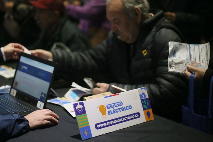 Santiago 2 de julio 2024. Vecinos de Lo Espejo participan en operativo de postulacion al nuevo Subsidio Electrico que otorgara el Gobierno.   Dragomir Yankovic/Aton Chile