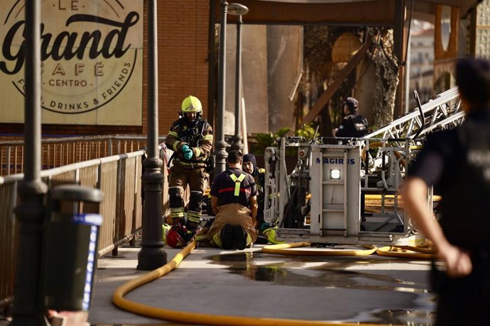 Efectivos de Bomberos de Málaga trabajan en la extinción de un incendio ocurrido en un hotel de la capital. 