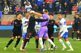 Futbol, Universidad Catolica vs Colo Colo Fecha 13, Liga de Primera 2026. Los jugadores de Universidad Catolica discuten contra jugadores de Colo Colo durante un partido de primera disputado en el estadio Claro Arena en Santiago,