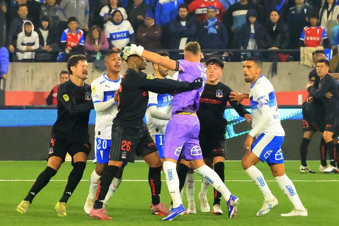 Futbol, Universidad Catolica vs Colo Colo Fecha 13, Liga de Primera 2026. Los jugadores de Universidad Catolica discuten contra jugadores de Colo Colo durante un partido de primera disputado en el estadio Claro Arena en Santiago,