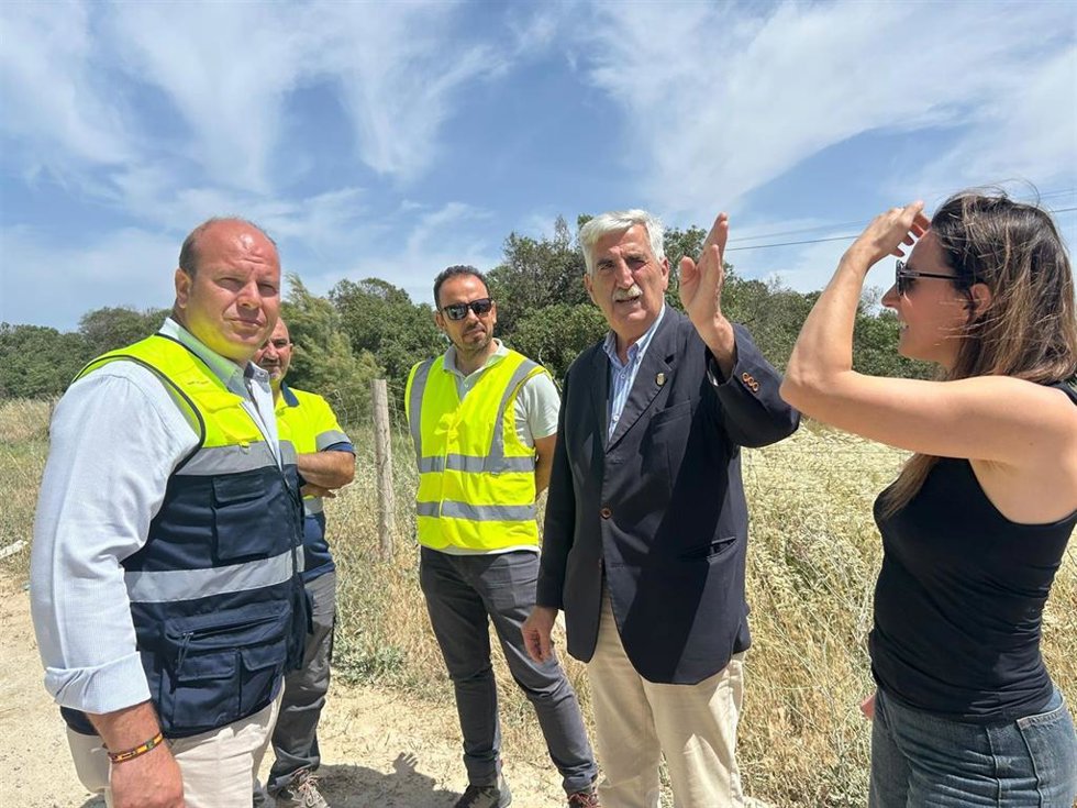 El delegado territorial de Sostenibilidad y Medio Ambiente de la Junta en Cádiz, Óscar Curtido, junto al alcalde de Chipiona visitando unas de las vías pecuarias.