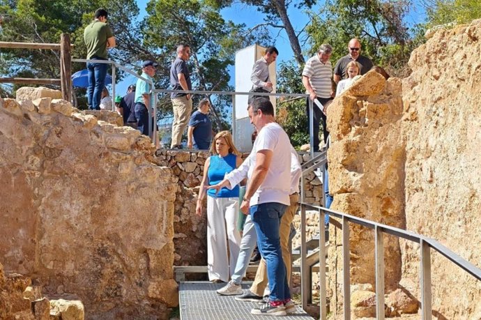La delegada del Govern a la Comunitat Valenciana, Pilar Bernabé (c), este dilluns a Dénia ¡