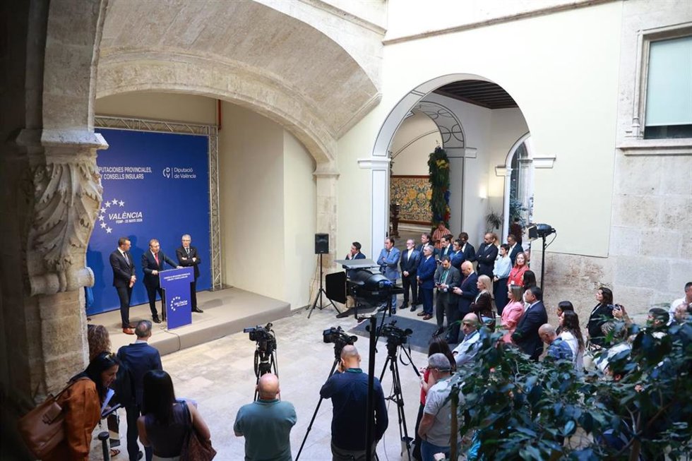 Javier Fernández participa en la comisión de presidentes de diputaciones de la FEMP, celebrada en el Patio central de la Diputación de Valencia.