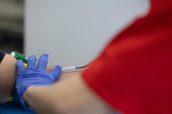 Archivo - Archivo.- Una persona durante el maratón de donación de sangre en el Centro de Transfusión