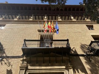 Archivo - Balcón del Ayuntamiento de Huesca.