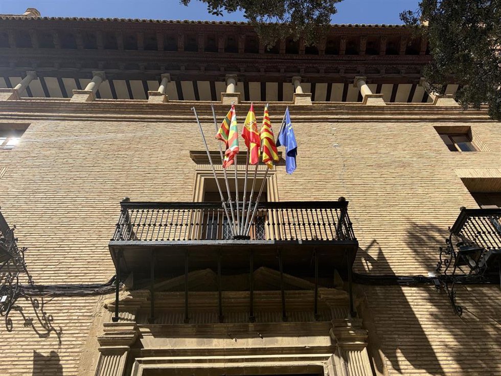 Archivo - Balcón del Ayuntamiento de Huesca.