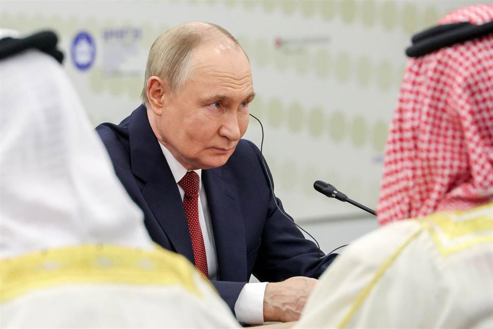 Archivo - El presidente ruso, Vladimir Putin, durante una reunión en un foro internacional de Defensa en Rusia. 