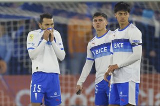 Futbol, Universidad Catolica vs Colo Colo. Fecha 13, Liga de Primera 2026. Los jugadores de Universidad Catolica lamentan la derrota contra Colo Colo tras el partido de la Liga de Primera disputado en el Claro Arena de Santiago, Chile. 24/05/2026 Andres