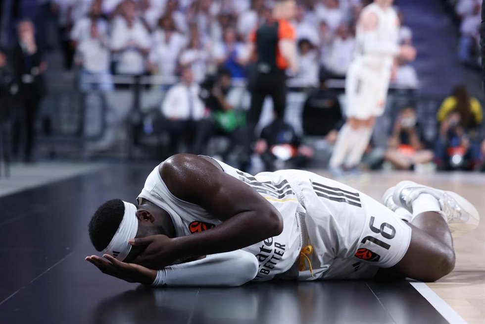 Usman Garuba se duele durante un partido del Real Madrid