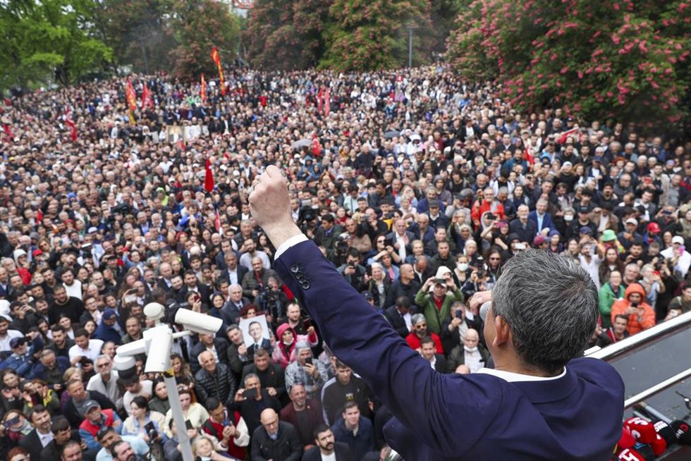 El líder del principal partido de la oposición, el CHP, Ozgür Ozel, tras abandonar la sede del partido, encabeza una marcha de protesta con miles de simpatizantes hacia el Parlamento.
