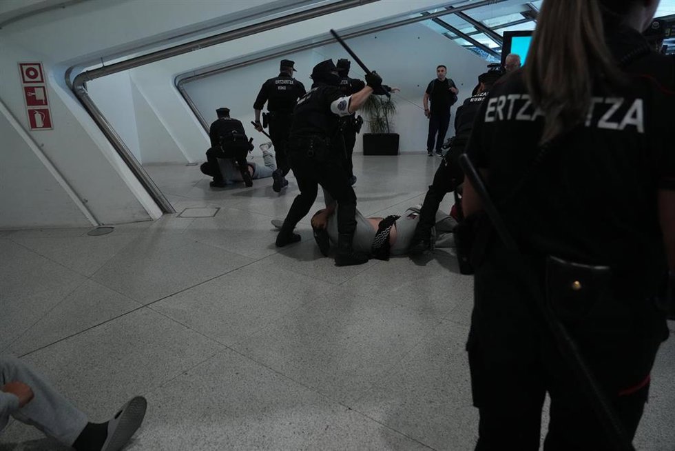Miembros de la Ertzaintza detienen a varios activistas en el aeropuerto de Bilbao, a 23 de mayo de 2026, en Bilbao