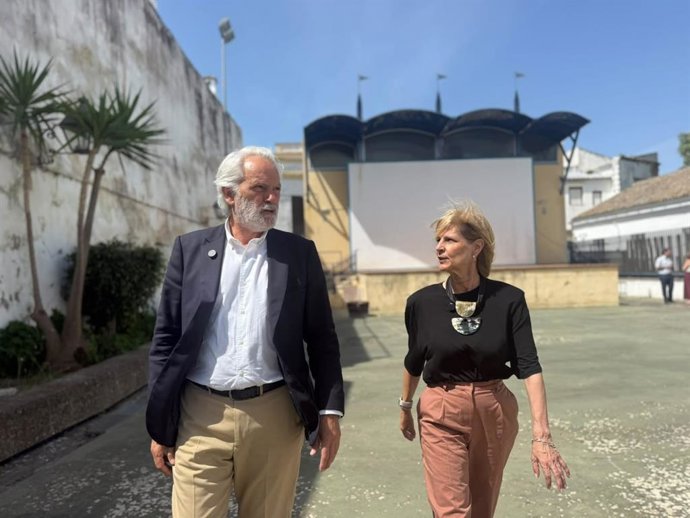 La alcaldesa de Jerez, María José García-Pelayo, en el antiguo cine Astoria.