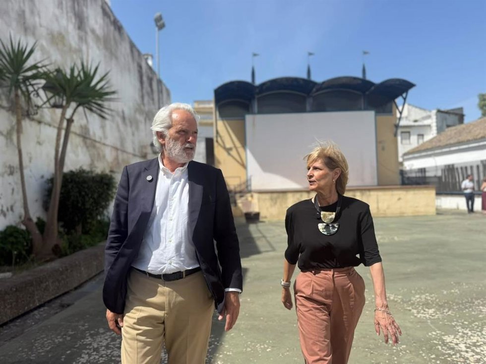 La alcaldesa de Jerez, María José García-Pelayo, en el antiguo cine Astoria.