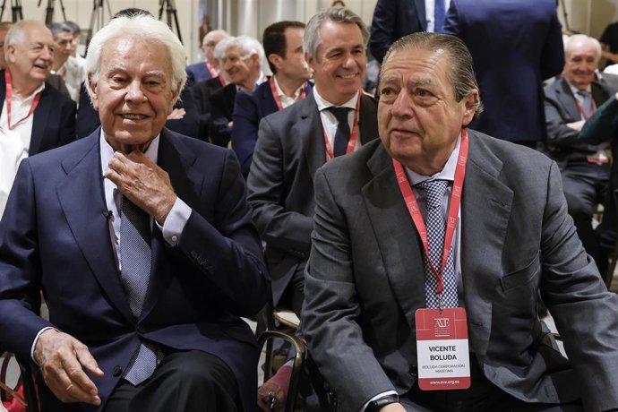 El expresidente del Gobierno, Felipe González (i), y el presidente de AVE, Vicente Boluda, durante el encuentro empresarial y coloquio informativo celebrado en las instalaciones del Hotel SH Valencia Palace, a 25 de mayo de 2026, en Valencia (España). 