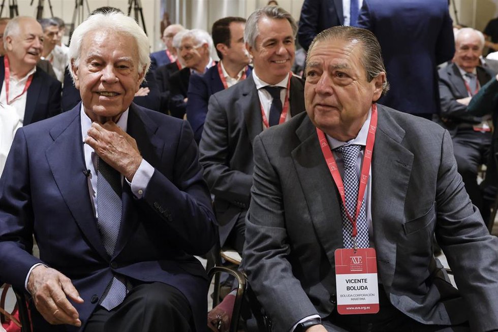 El expresidente del Gobierno, Felipe González (i), y el presidente de AVE, Vicente Boluda, durante el encuentro empresarial y coloquio informativo celebrado en las instalaciones del Hotel SH Valencia Palace, a 25 de mayo de 2026, en Valencia (España). 