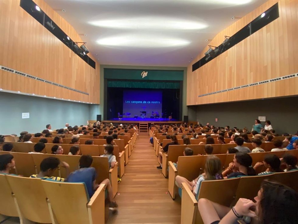 Cris Juanico cierra los conciertos didácticos del programa 'Viu la Cultura' en Menorca.