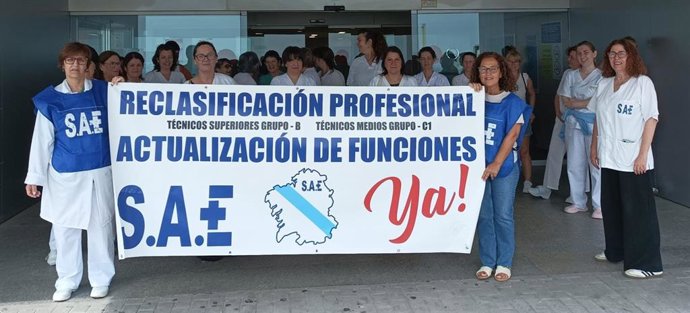 El Sindicato de Técnicos de Enfermería (SAE) y el Sindicato Nacional de Técnicos (TECNOS) se concentran este lunes en la puerta de los hospitales de toda España en apoyo a la huelga, convocada por UGT y CCOO, por la reclasificación profesional