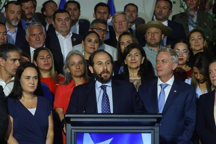 Santiago, 19 de noviembre 2025. Jose Antonio Kast encabeza reunion con mas de 50 alcaldes, destinada a abordar las principales urgencias comunales en materia de seguridad, obras y servicios, asi como a coordinar un trabajo territorial conjunto previo a
