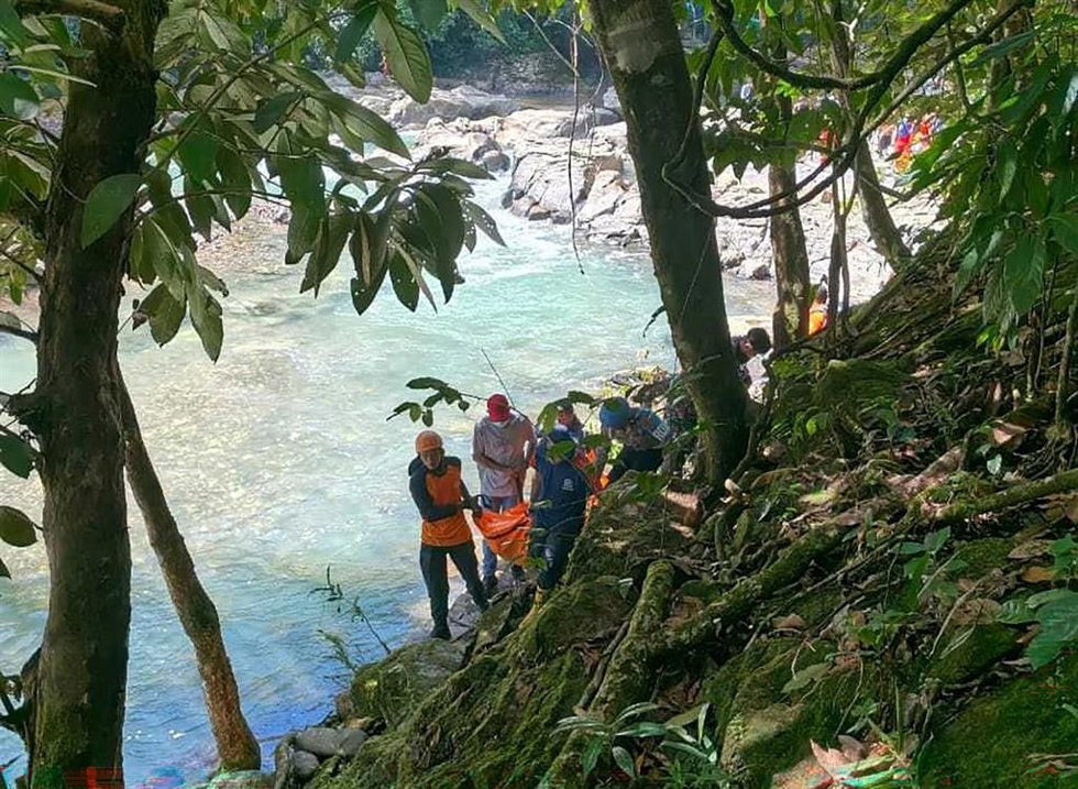 Los cuerpos de dos turistas austriacos recuperados tras la rotura de un puente colgante en la isla de Flores, en Indonesia